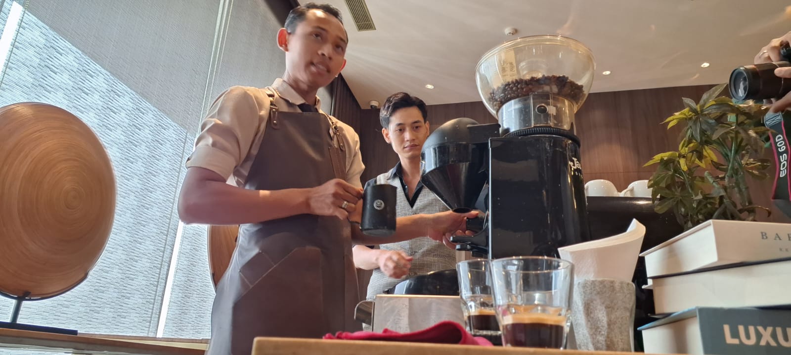 Tips Membuat Coffee Latte ala Barista Hotel Bintang 4