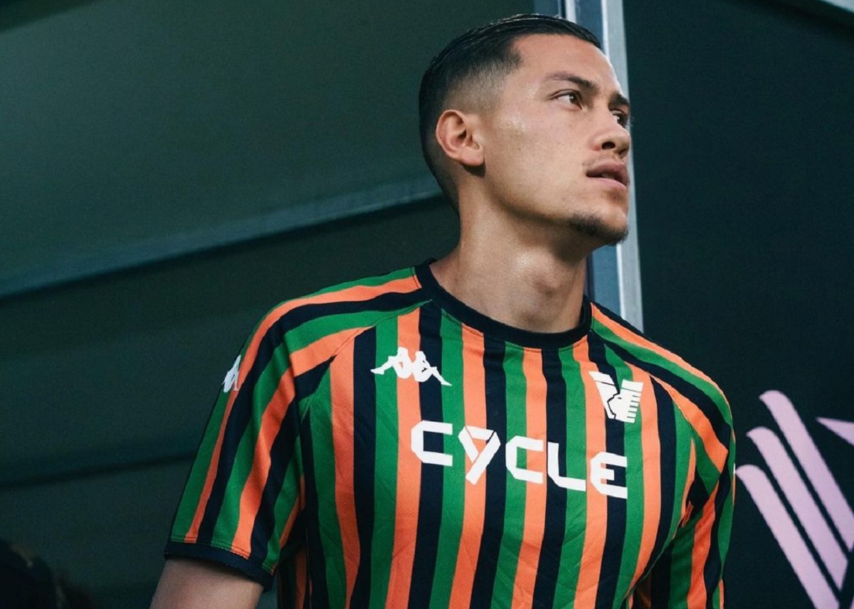 Jay Idzes Bikin Fiorentina Tak Berdaya, Debut Mewahnya di Serie A Bersama Venezia Jadi Sorotan