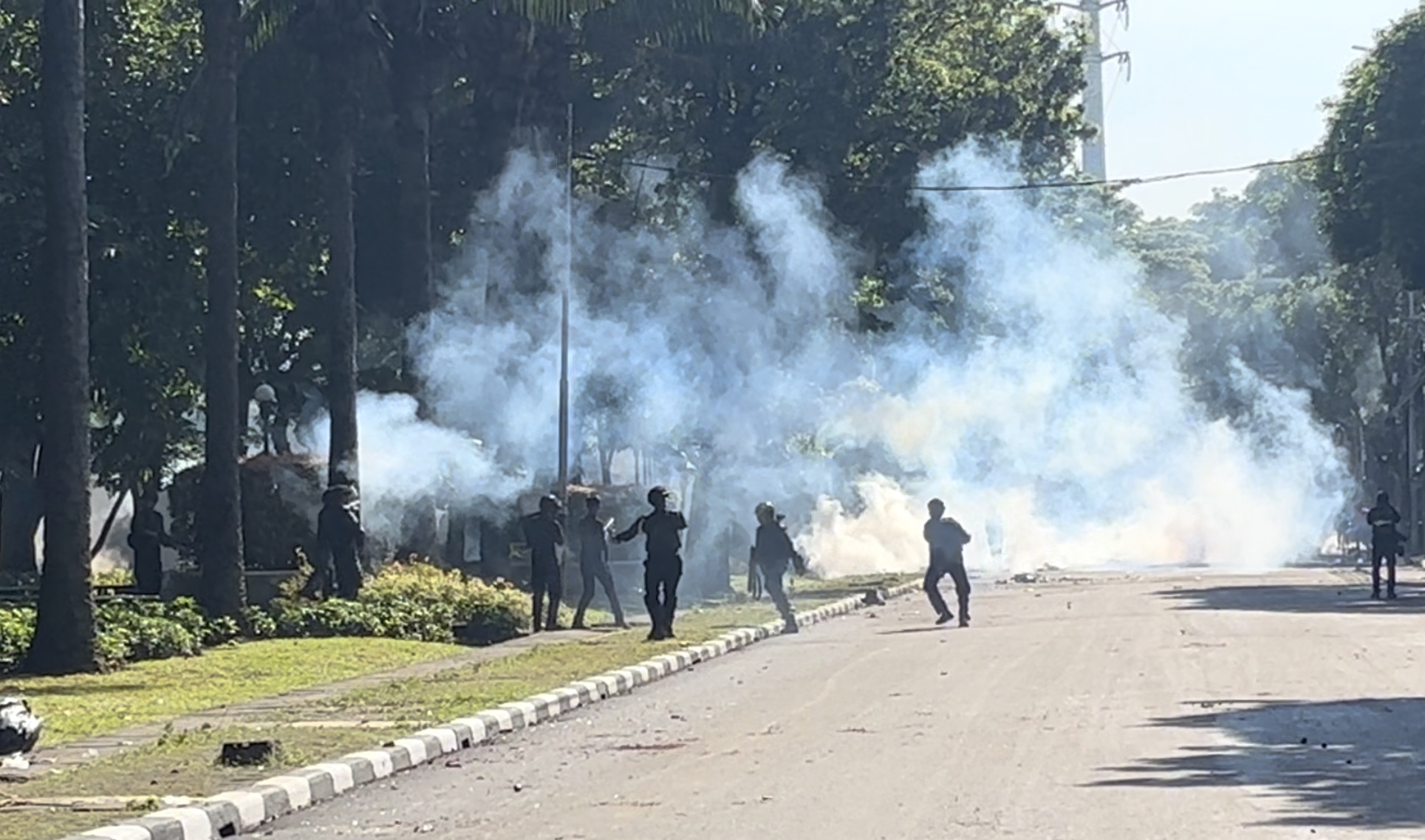 Kondisi Terkini Mako Brimob Kwitang Senen, Ratusan Massa Dihadang Gas Air Mata