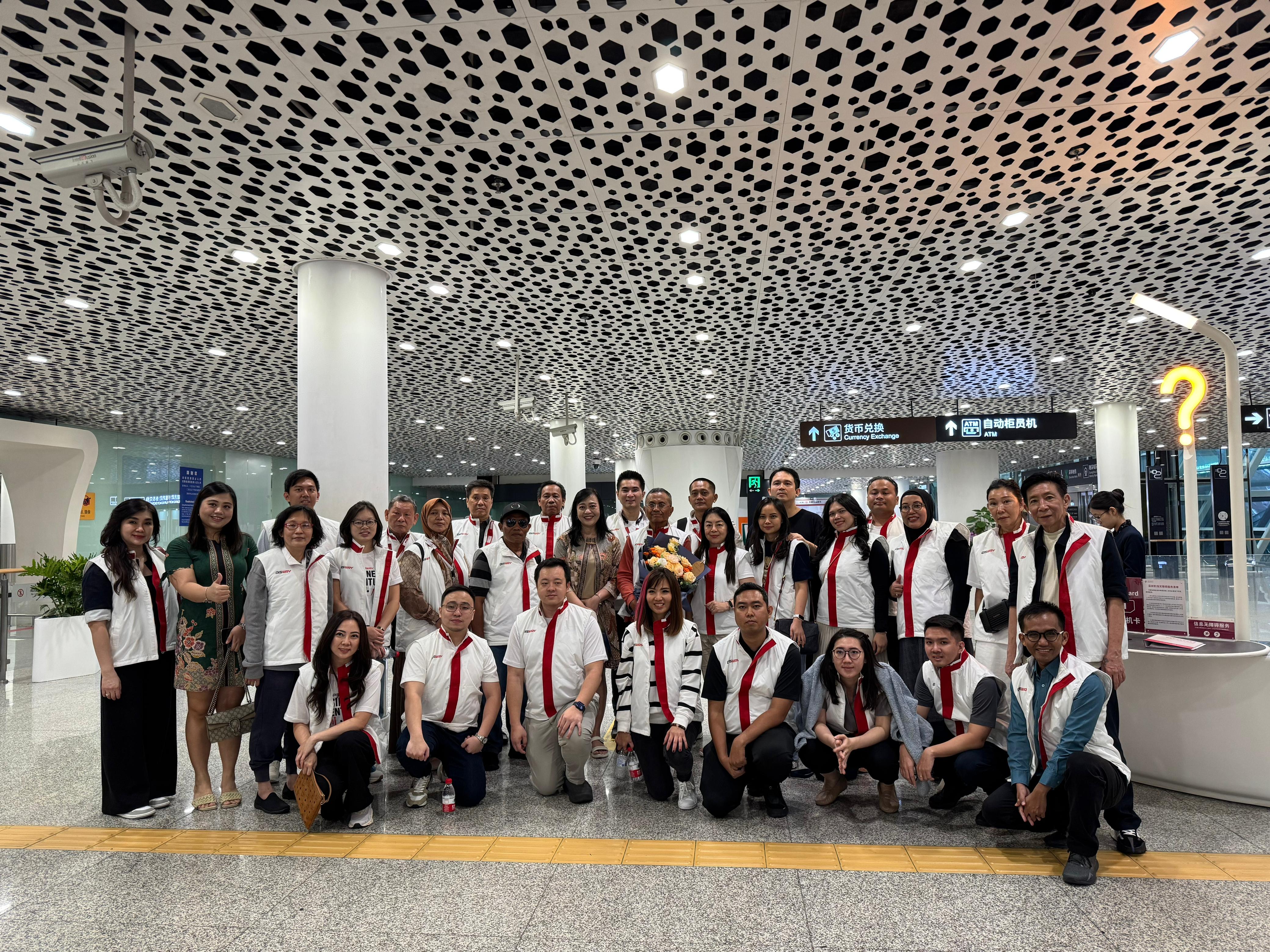 Tiba di Shenzhen, Peserta Disway Business Adventures Langsung Kunjungi 2 Perusahaan