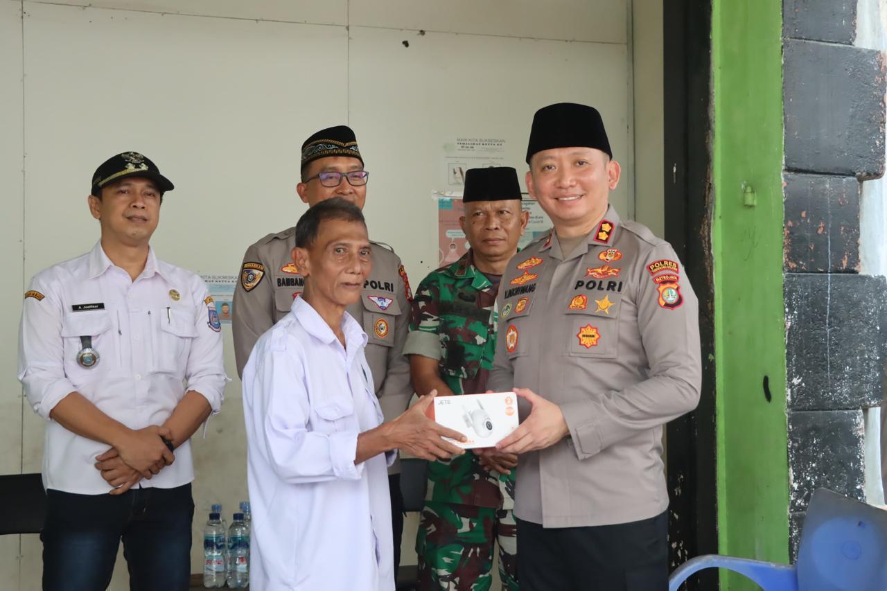 Polres Tangsel Pasang CCTV di Pos Kamling Cirendeu, Respons Warga Saat Jumat Curhat