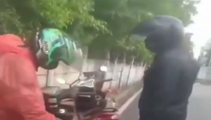 Viral! Diduga Oknum Polisi Pukul Kepala Driver Ojol di Pinggir Jalan