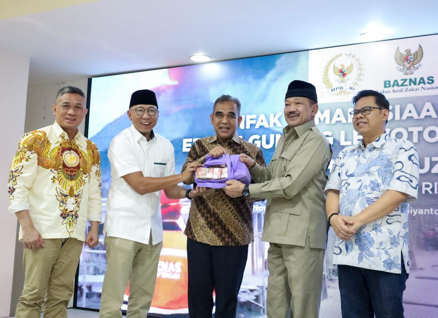 Baznas RI Salurkan Infak Kemanusiaan Ketua MPR RI Untuk Korban Bencana Erupsi Gunung Lewotobi NTT