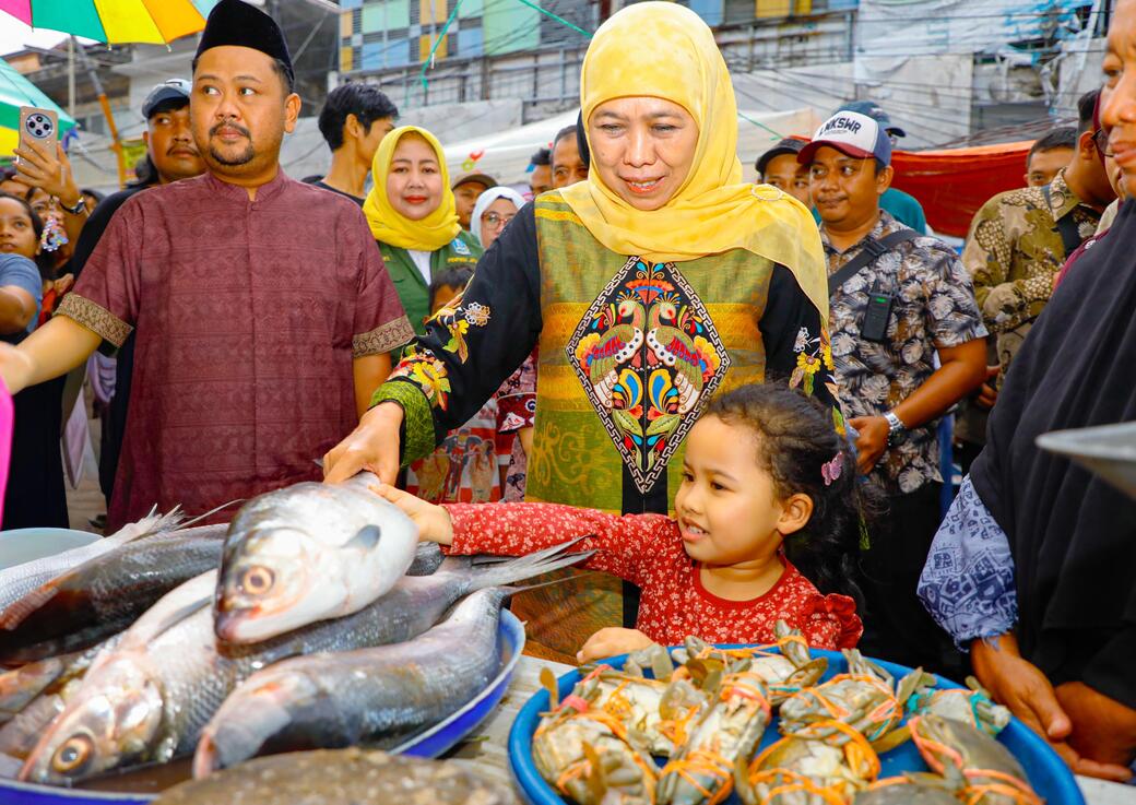 Kenali Tradisi, Khofifah Ajak Cucu Kunjungi Pasar Bandeng Gresik Jelang Lebaran