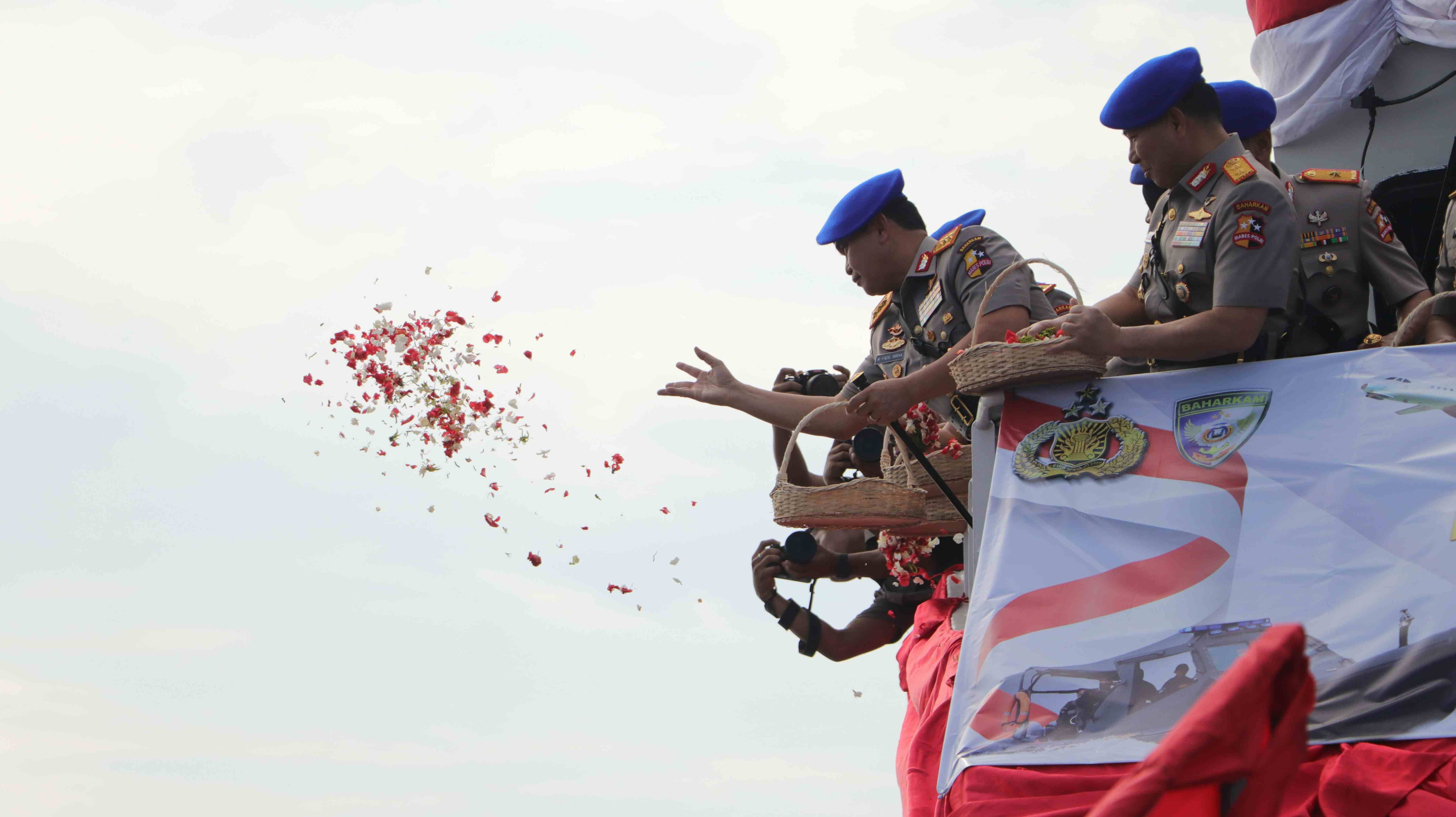 HUT Ke-78 Polri, Kabaharkam Pimpin Tabur Bunga di Laut Jakarta