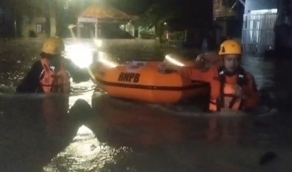Hujan Deras, Kota Cirebon Banjir Hingga 80 Cm, BPBD Terus Lakukan Penanangan
