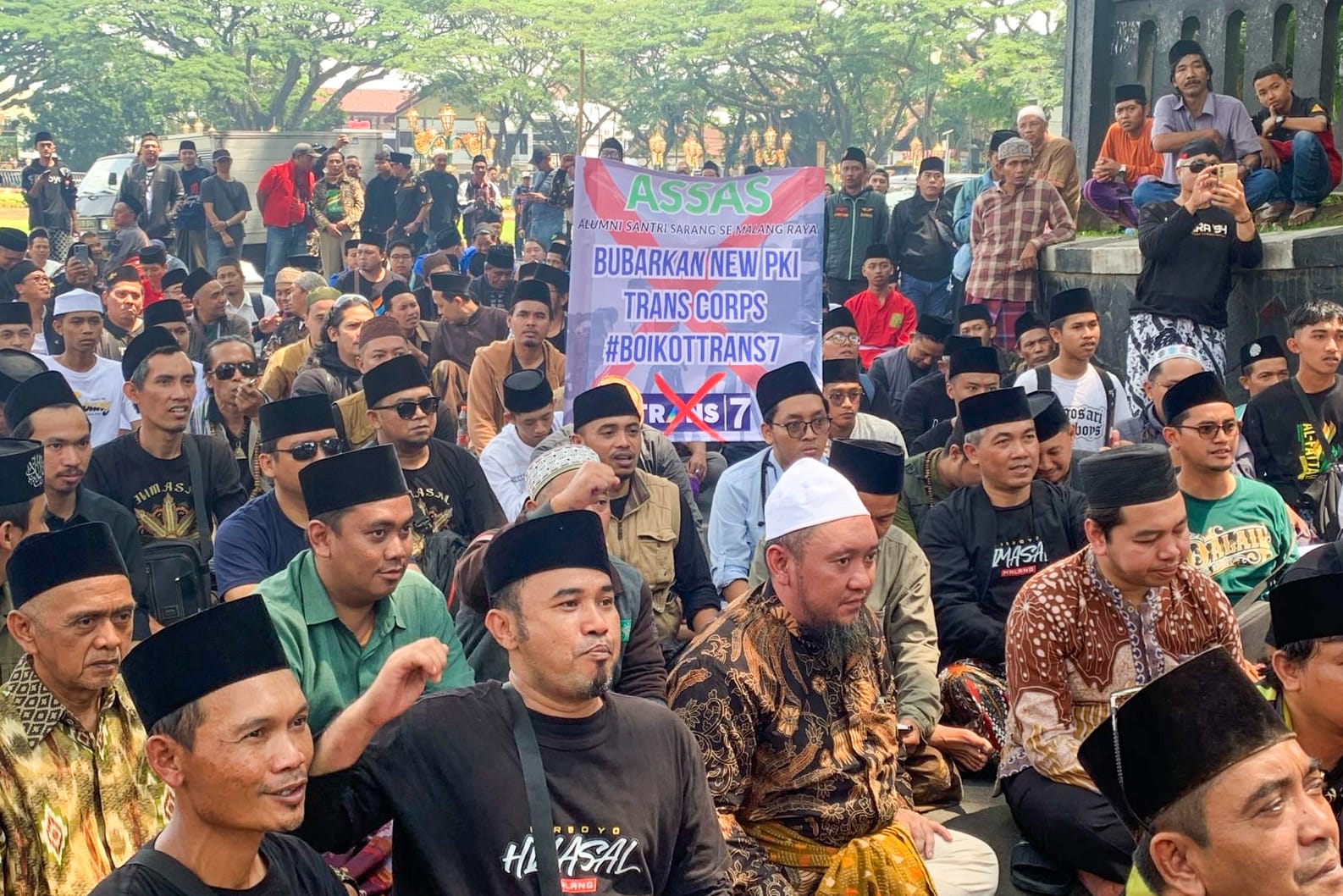 Ribuan Santri Malang Geruduk Balai Kota, Protes Tayangan Trans7 yang Lecehkan Kiai