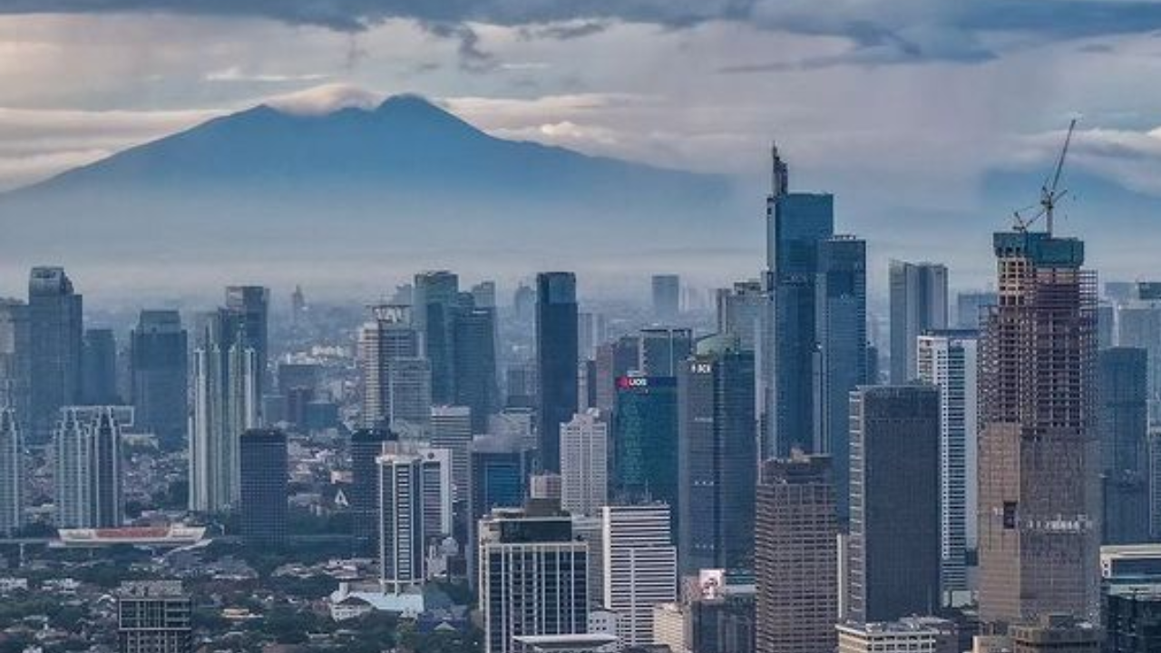 Update Kualitas Udara Jakarta Hari ini 2 Desember 2024, Pemandangan Gunung Terlihat Jelas