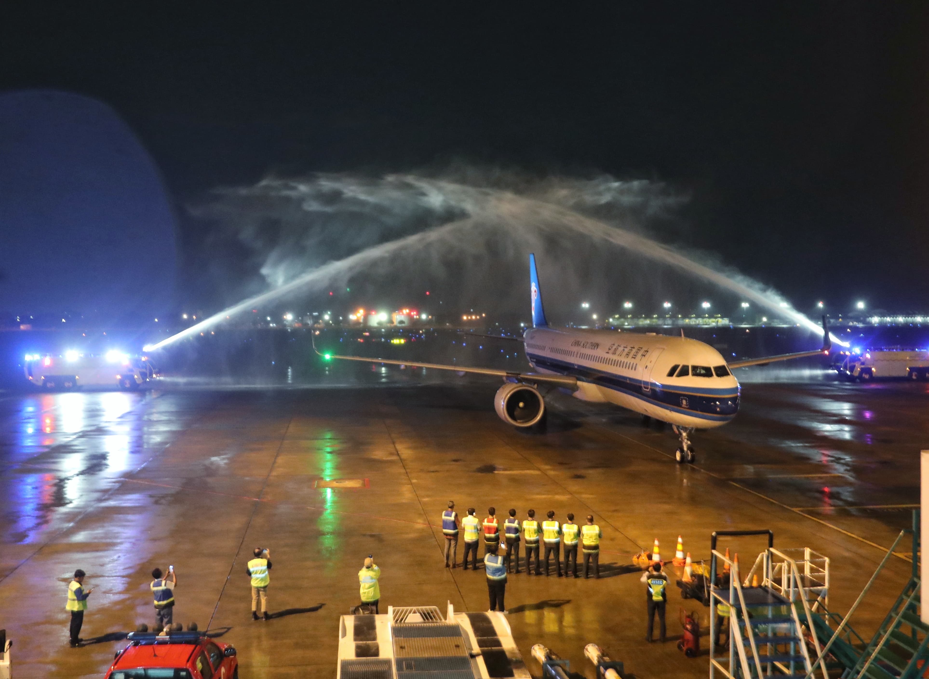 China Southern Airlines Landing Perdana di Bandara Juanda Bawa 195 Penumpang