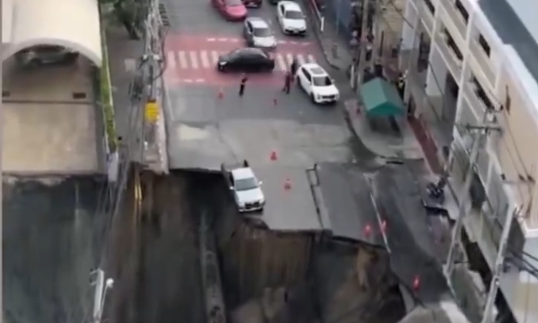 Detik-Detik Ngeri Tanah Amblas Depan RS Vajira, Lubang Raksasa 50 Meter Telan Jalan