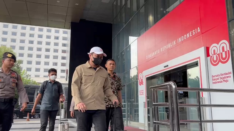 Kenakan Masker, Bupati Kolaka Timur Tiba di Gedung Merah Putih