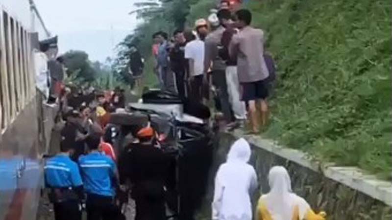 Breaking News: Mobil Tertabrak Kereta Api Siliwangi Sukabumi-Cianjur, Terseret Hingga Ratusan Meter