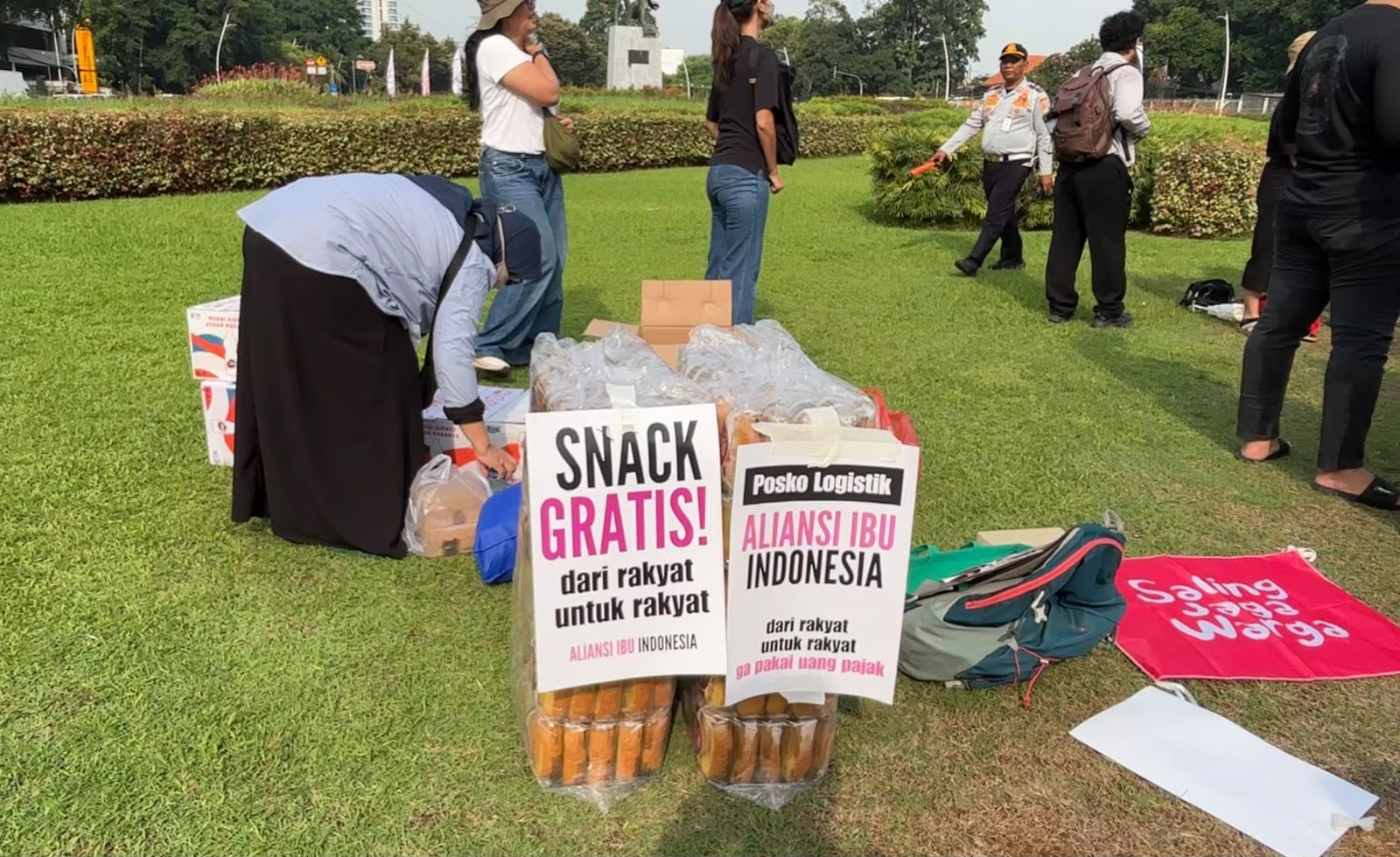 Snack Gratis Saweran Warga Thread Berdatangan ke Tugu Tani: Dukung Aksi Mahasiswa