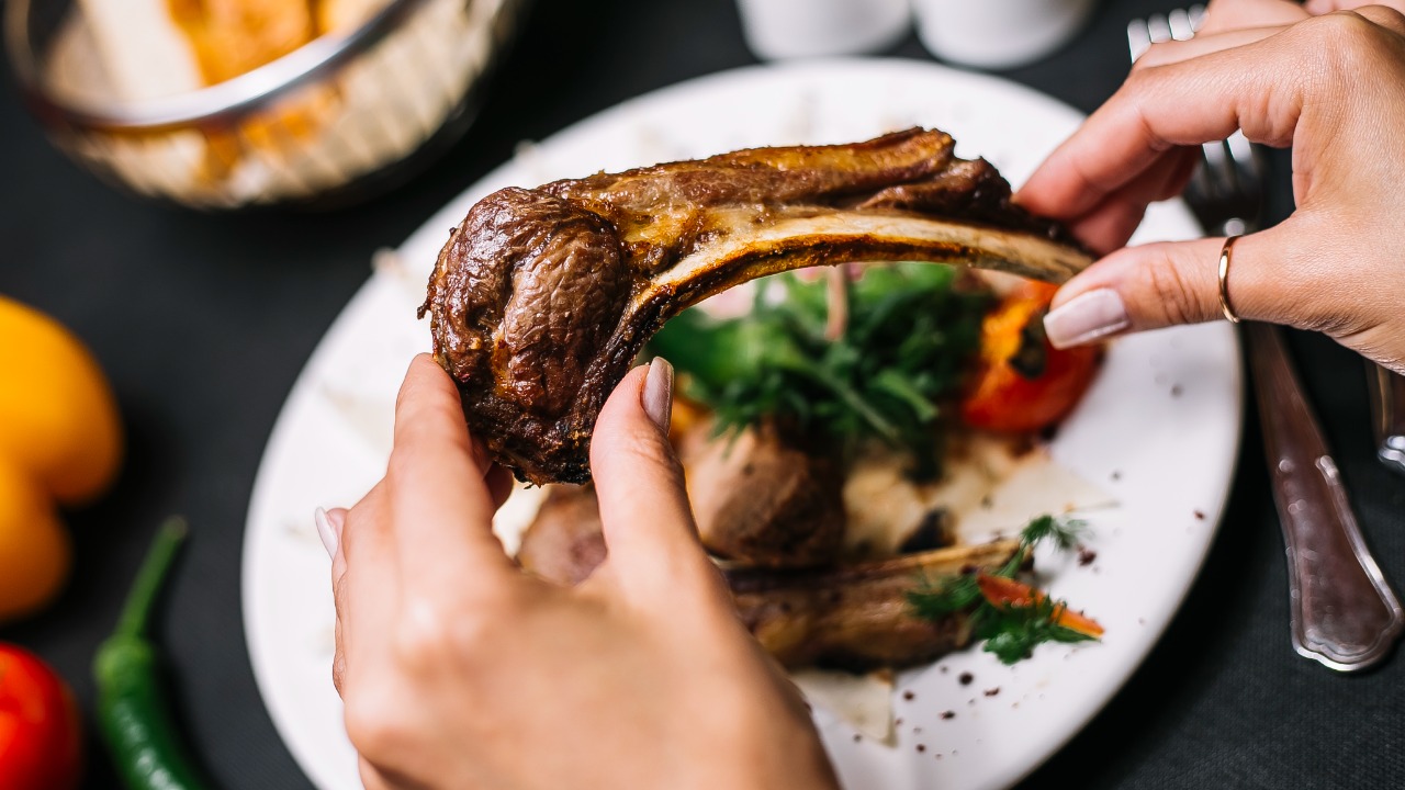 Jangan Panik! Ini 7 Cara Turunkan Kolesterol Lebaran Tanpa Obat-Obatan