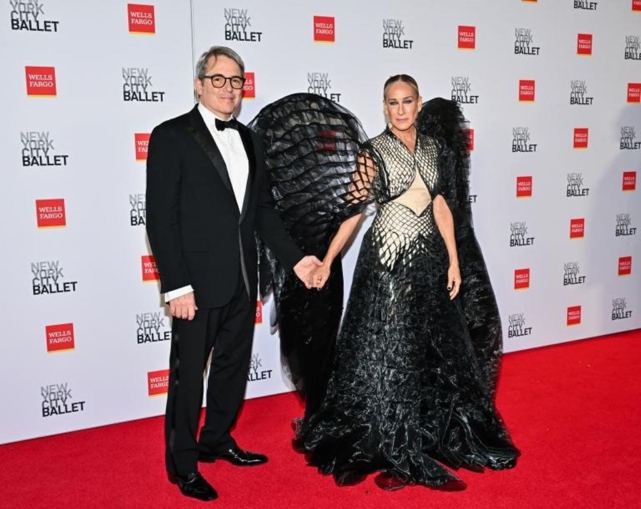 Sarah Jessica Parker Hadiri Gala di New York Pakai Sayap Hitam Malaikat