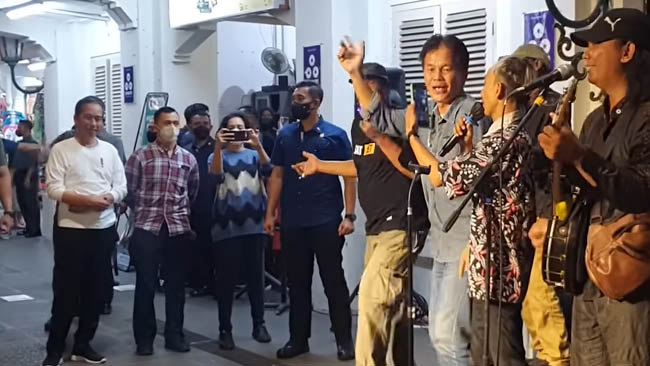 Jokowi Ketemu Teman Kuliahnya di Hotel Royal Ambarrukmo Yogyakarta, Ketawa Geli Singgung Ijazah Palsu   