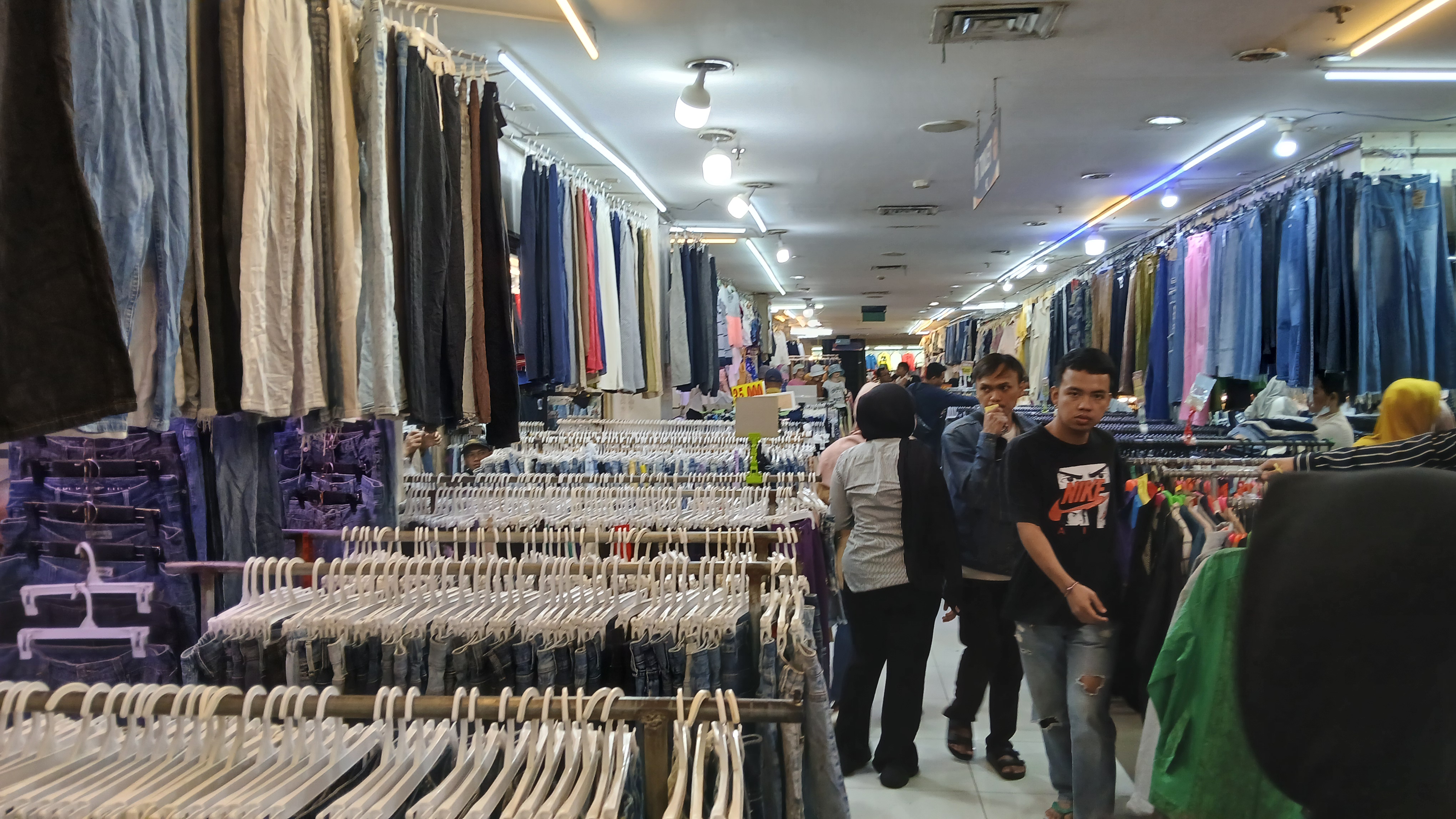 Waduh, Pedagang Keluhkan Stok Thrifting Menipis Jelang Ramadhan