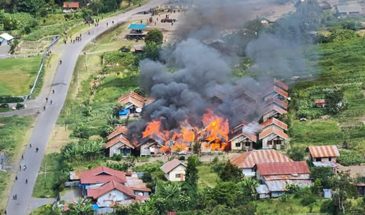 Perumahan Dinas Kesehatan Habis Terbakar Akibat Pilkada Puncak Jaya Rusuh, Panah Menacap di Kepala Warga