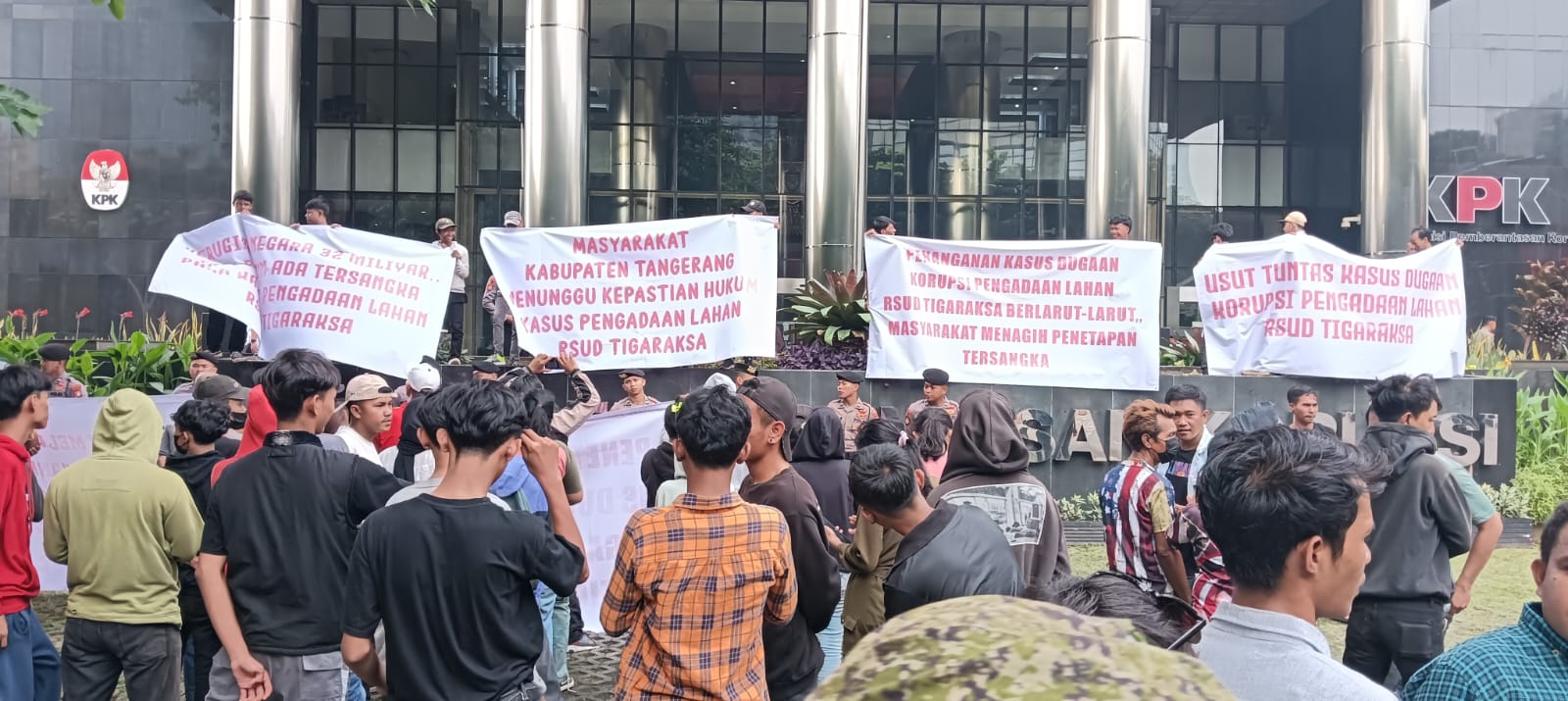 Ratusan Massa Geruduk Gedung KPK, Minta Usut Dugaan Korupsi RSUD Tigaraksa