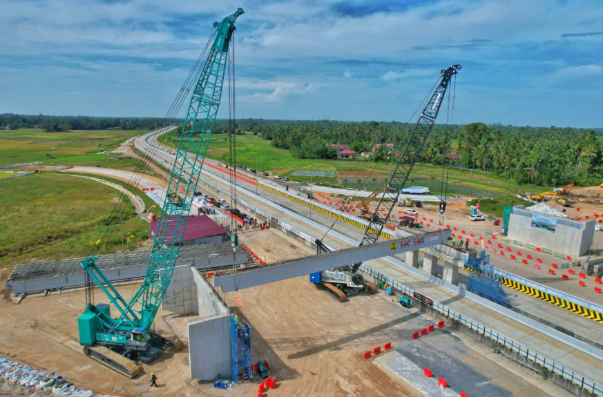 Pemasangan Girder Interchange Lubuk Alung, Tol Padang–Sicincin Terapkan Rekayasa Lalu Lintas di KM 18+998