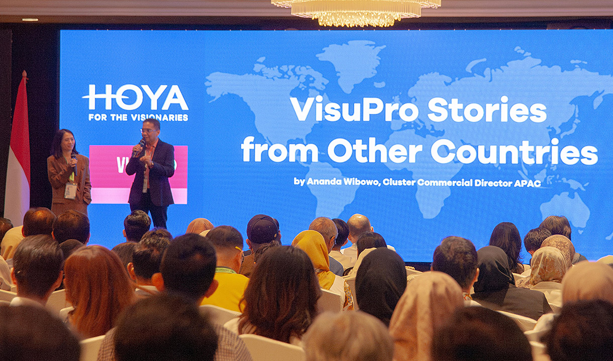 Waspada Pre-Presbiopia, HOYA Vision Care: Inovasi Lensa Fokus VisuPro Atasi Masalah Saat Melihat Tulisan di Ponsel Mulai Buram
