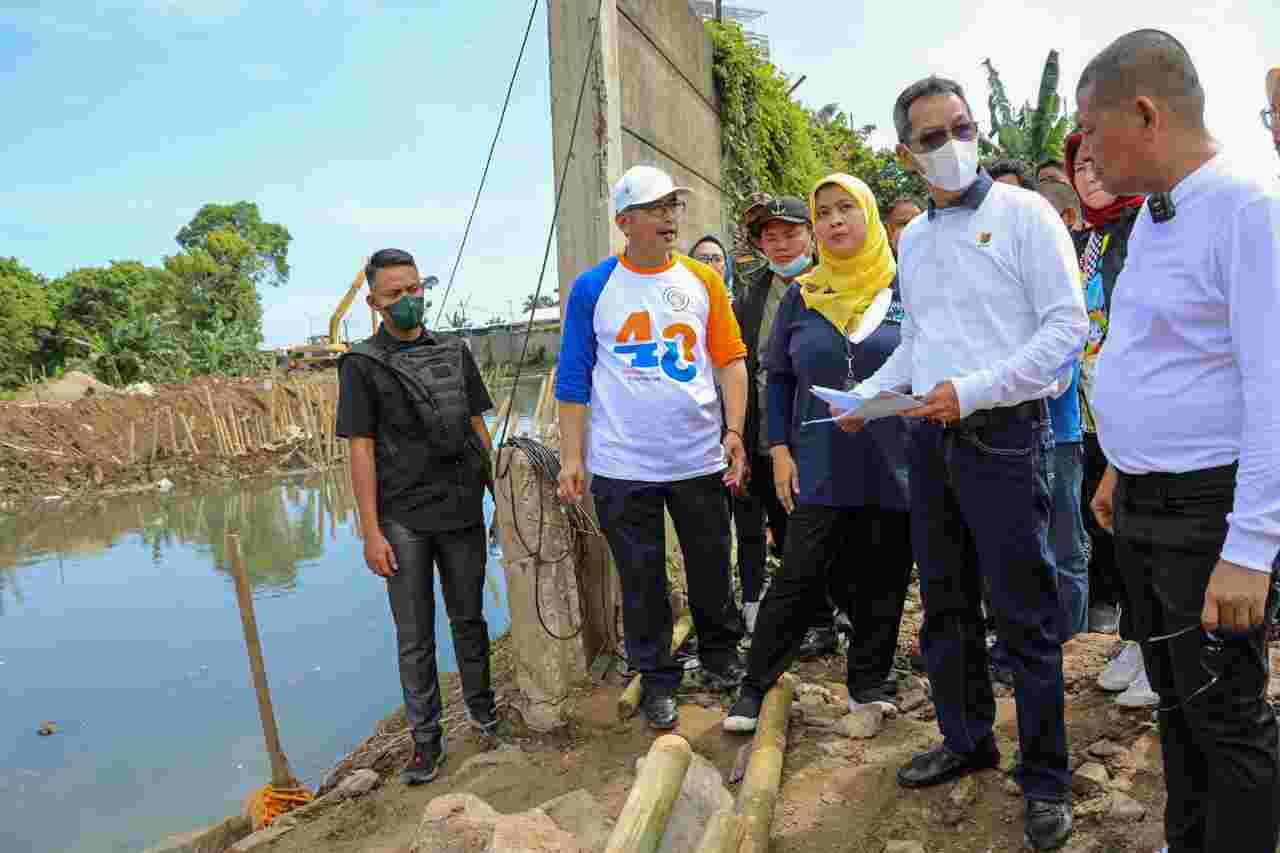 Pj Gubernur Heru Budi Cek Pembangunan Tanggul Kali Semanan: Upaya Pengendali Banjir 