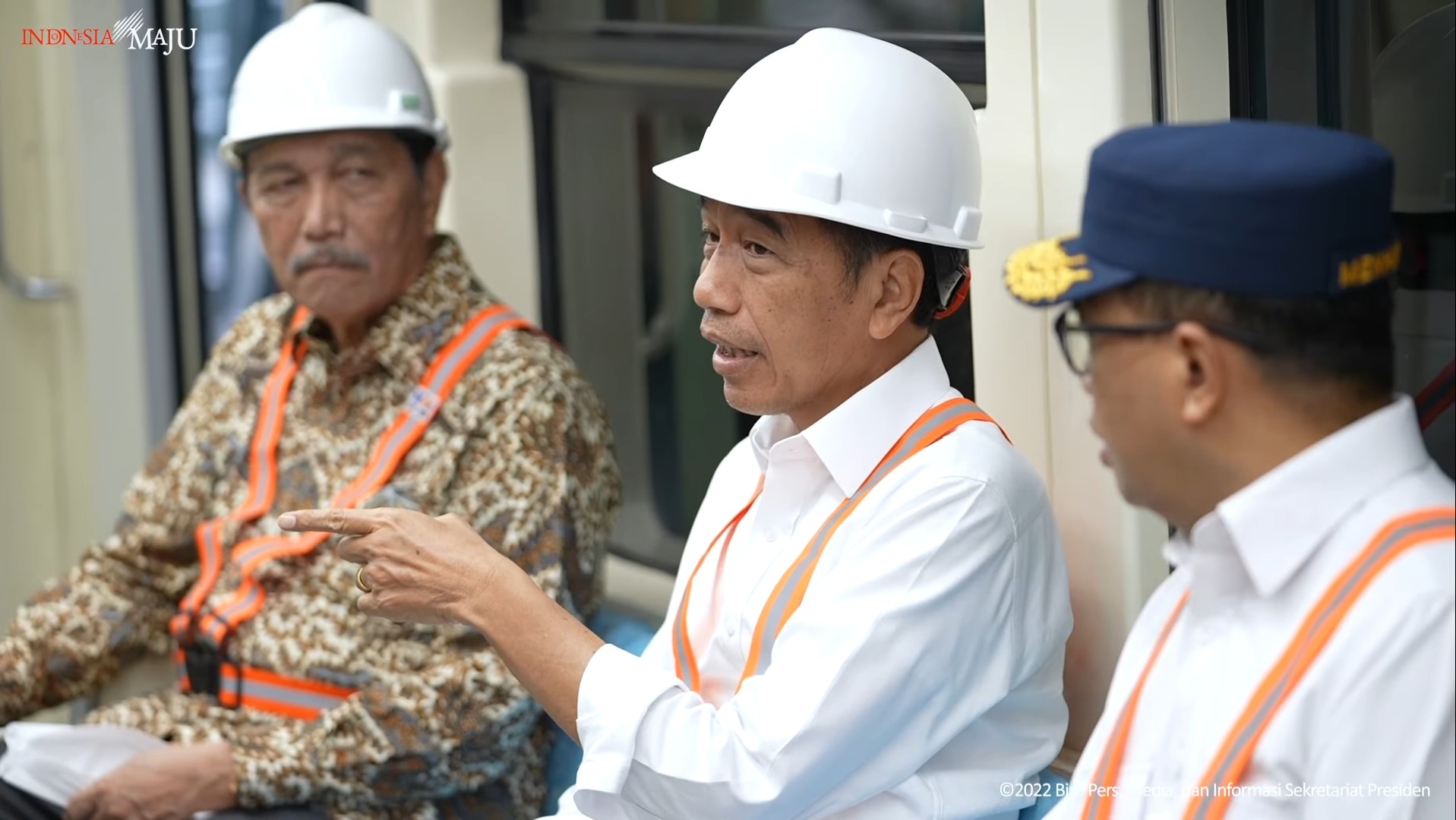 Targetkan LRT Beroperasi di Juli 2023, Jokowi Bangga Sistem Kendali Kereta PT INKA Modern Tanpa Masinis