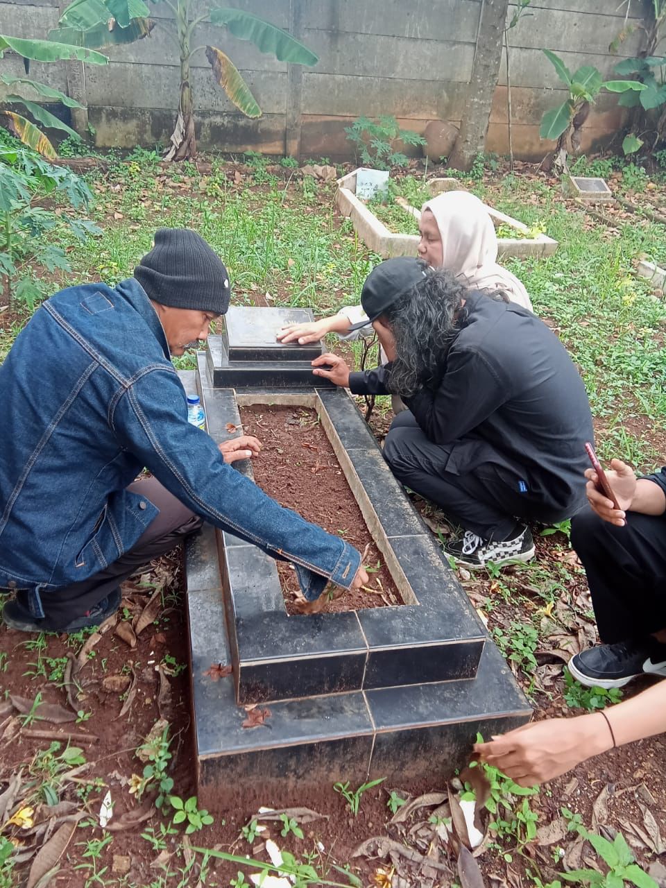 Mijn Roots Mencari Orang Tua Kandung: Di Makam Ibu, Jean Marah ke Belanda (85)