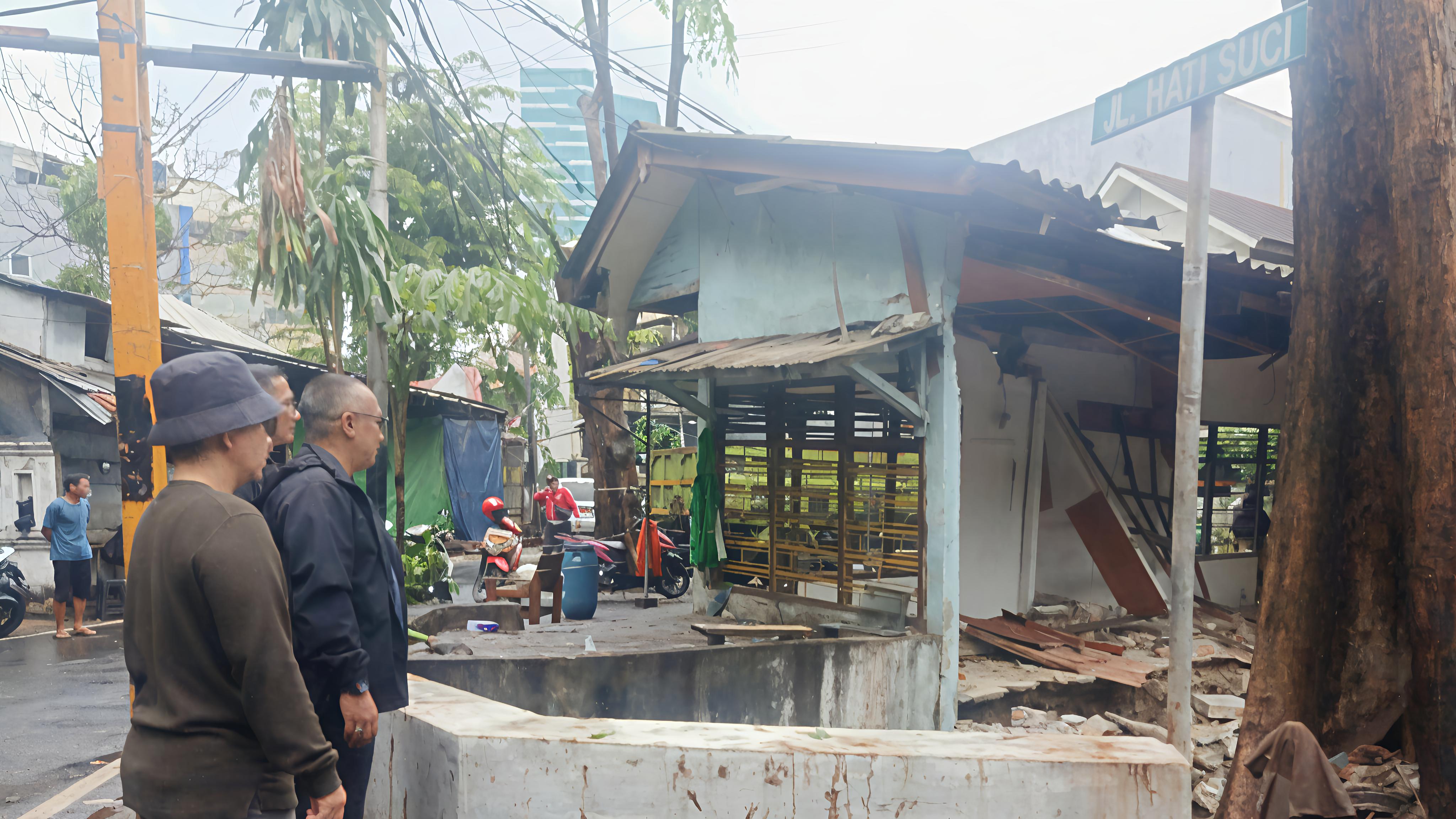 Brukk! Kantor RW di Tanah Abang Roboh Akibat Hujan Deras