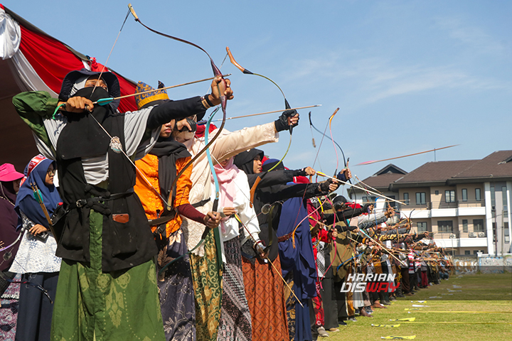 Bidik, Fokus, Pas…! Lomba Panahan Tradisional di Surabaya Sambut HUT RI