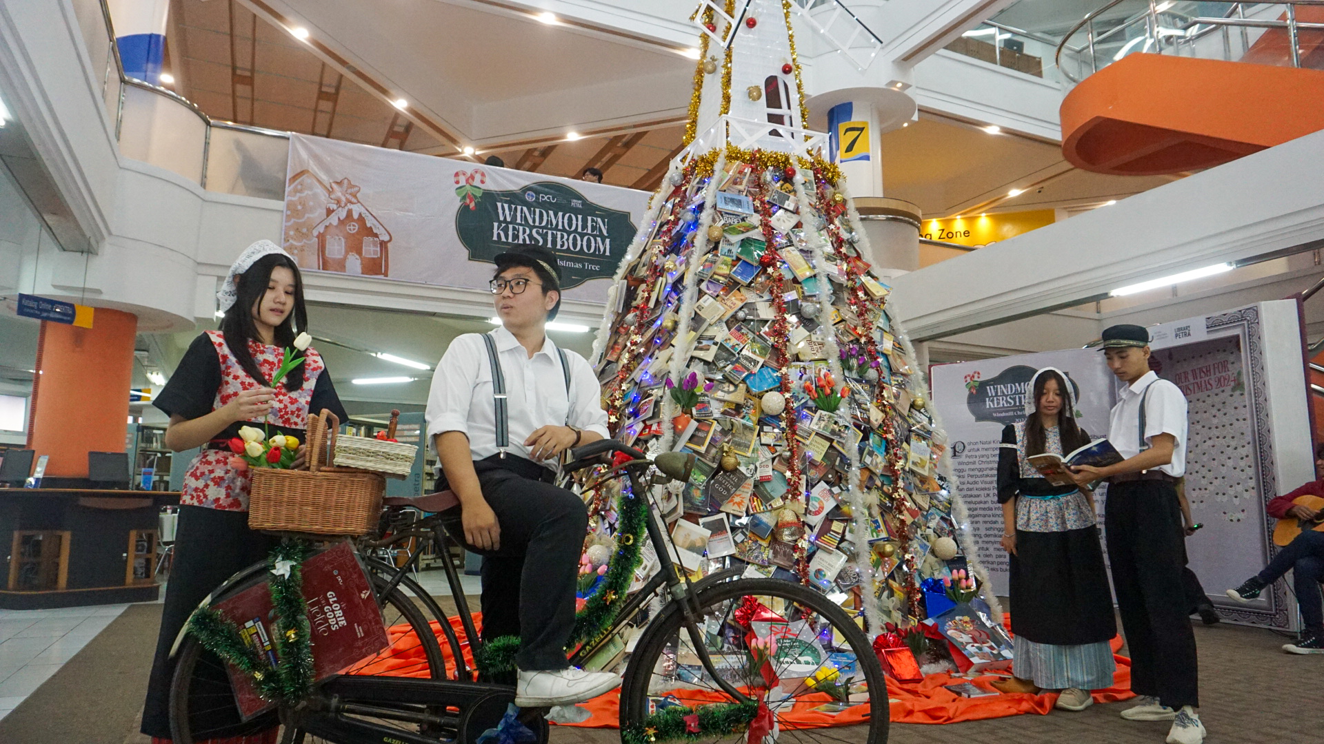 PCU Giatkan Literasi Mahasiswa Melalui Windmolen Kerstboom