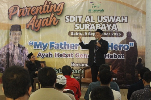 Jangan Sampai Siswa Kekurangan Vitamin “A” Alias Ayah, SDIT Al Uswah Surabaya Gelar Parenting Ayah