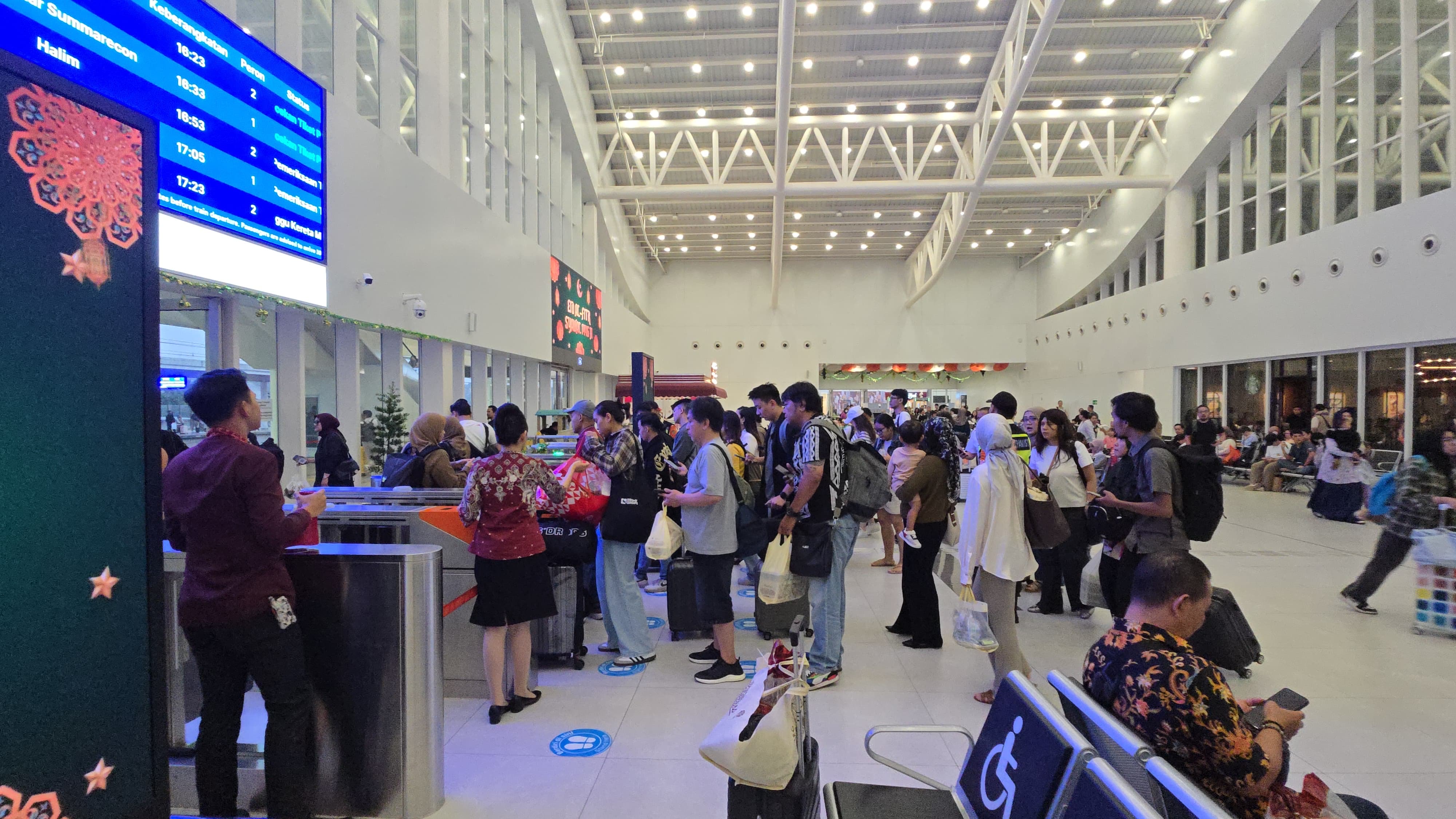 Lonjakan Pemesanan Tiket Kereta Whoosh Mencapai 292.000 Penumpang Selama Lebaran 2025