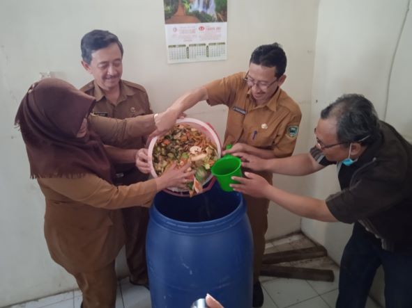 Bantu Peternak, Disnakan dan KSU Cigugur Buat Eco Enzyme