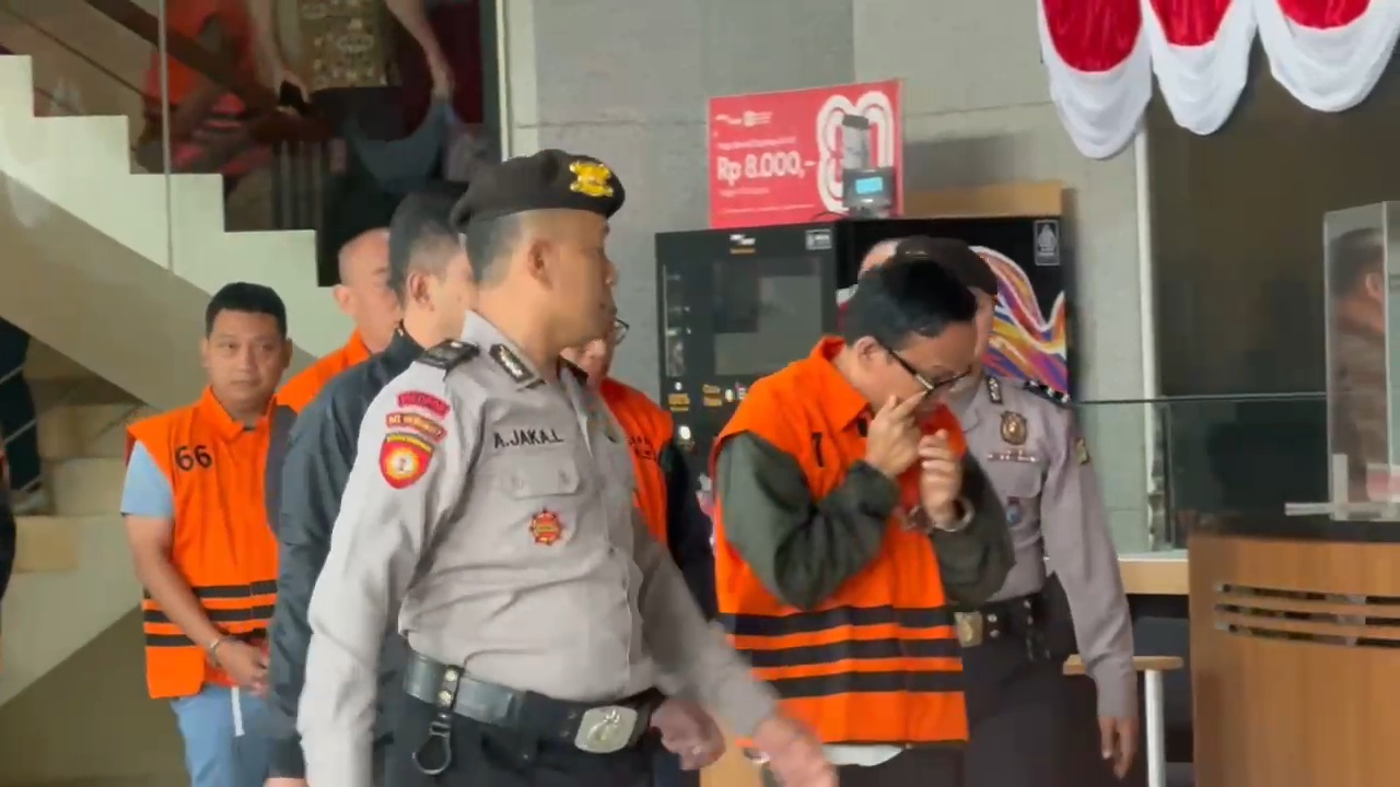 Penampakan Immanuel Ebenezer Pakai Rompi Oranye, Menangis saat Diboyong KPK