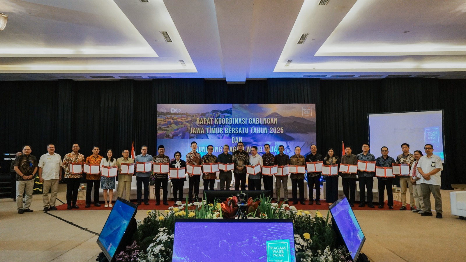 Tujuh Wajib Pajak Kanwil DJP Jatim II Terima Piagam dari Dirjen Pajak Langsung di Malang