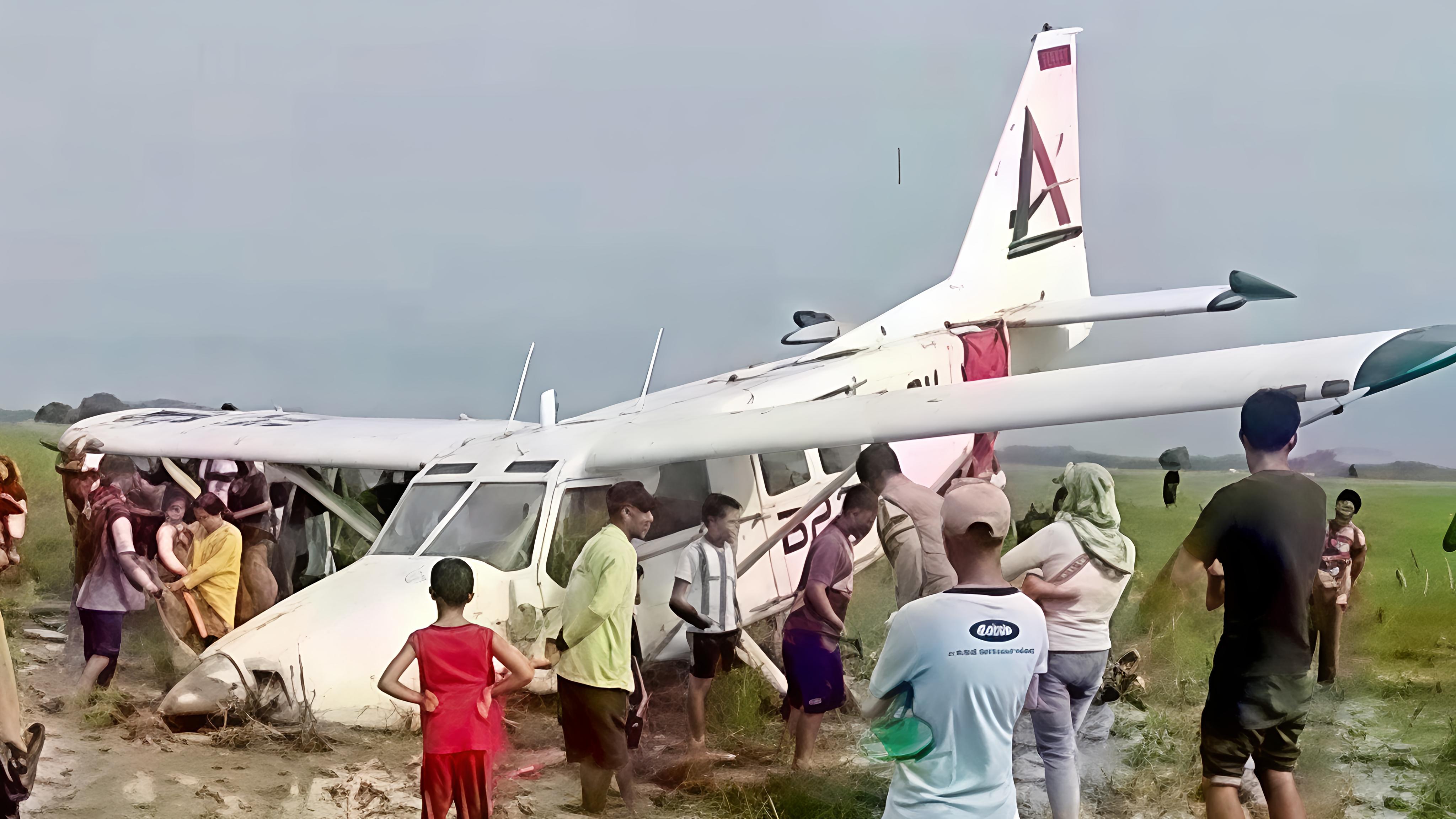 Pesawat Cessna Jatuh ke Sawah di Karawang, Lima Penumpang Selamat