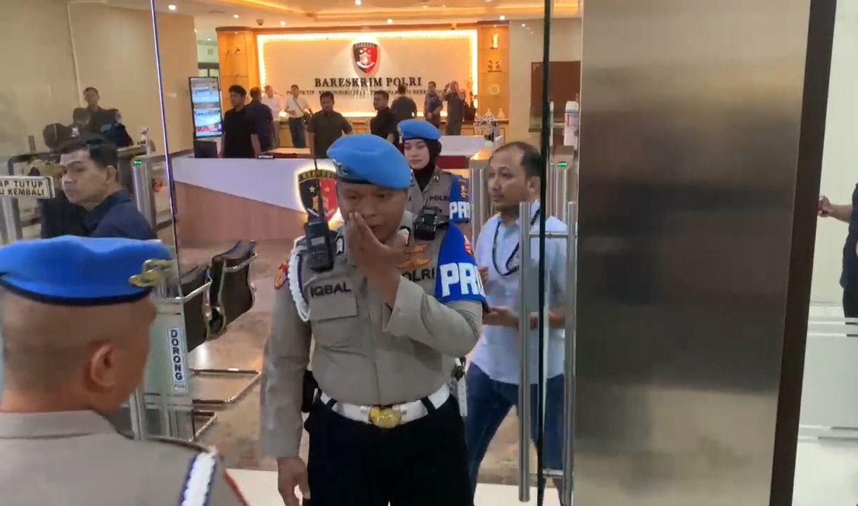 Bareskrim Dijaga Ketat Aparat Polisi Saat Kedatangan Jokowi Klarifikasi Dugaan Ijazah Palsu
