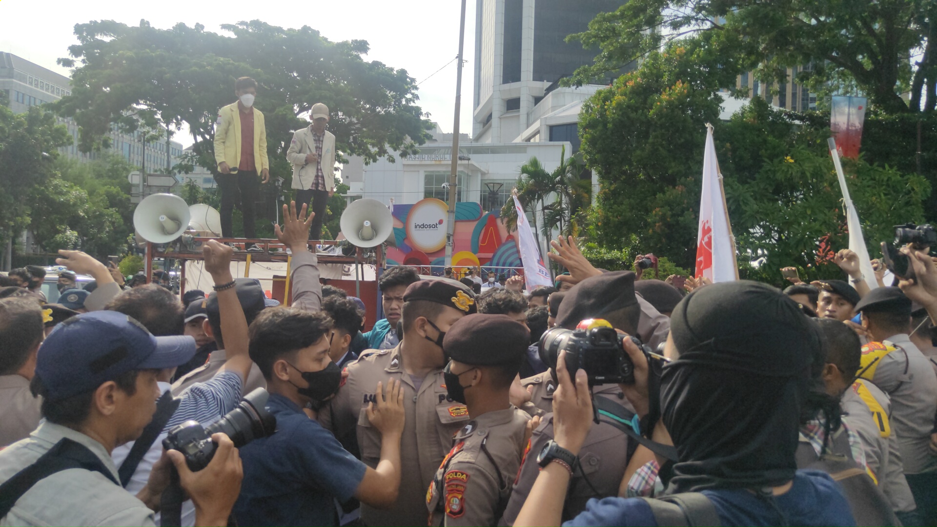 Massa Aksi '8 Tahun Kegagalan Jokowi' BEM SI Saling Dorong dengan Polisi