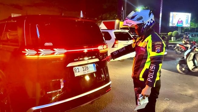 Berlagak Bak Menteri, Denza Berpelat 'RI 126' Ditilang Polisi di Cikupa