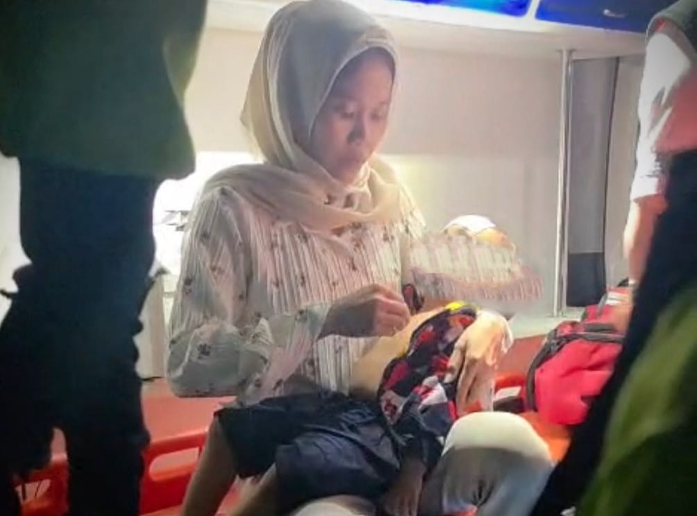 Heroik! Polisi di Indramayu Selamatkan Balita Kejang di KM 137 Tol Cipali