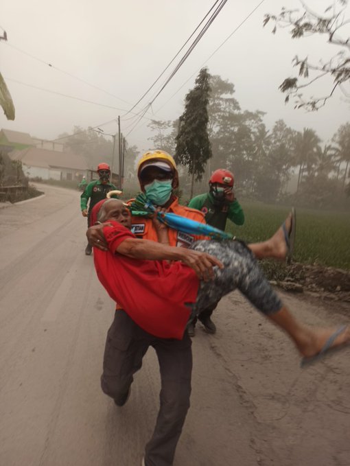 Naik ke Level Awas, Gunung Semeru 22 Kali Erupsi hingga Radius 8 Kilometer