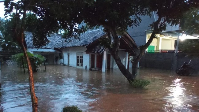 Banjir Melanda 4 Kabupaten di Jawa Timur, 34 Desa dan 91 Dusun Terendam, Jalan Pantura Pasuruan Terendam 30 Cm