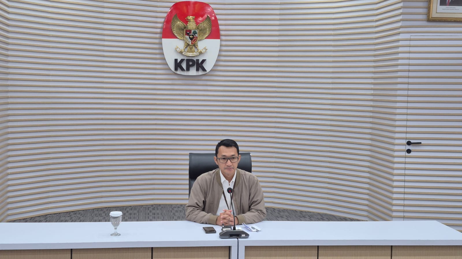 Uang Tunai Rp 2,8 Miliar dan Sejumlah Senjata Api Disita KPK dari Rumah Eks Kadis PUPR Sumut 