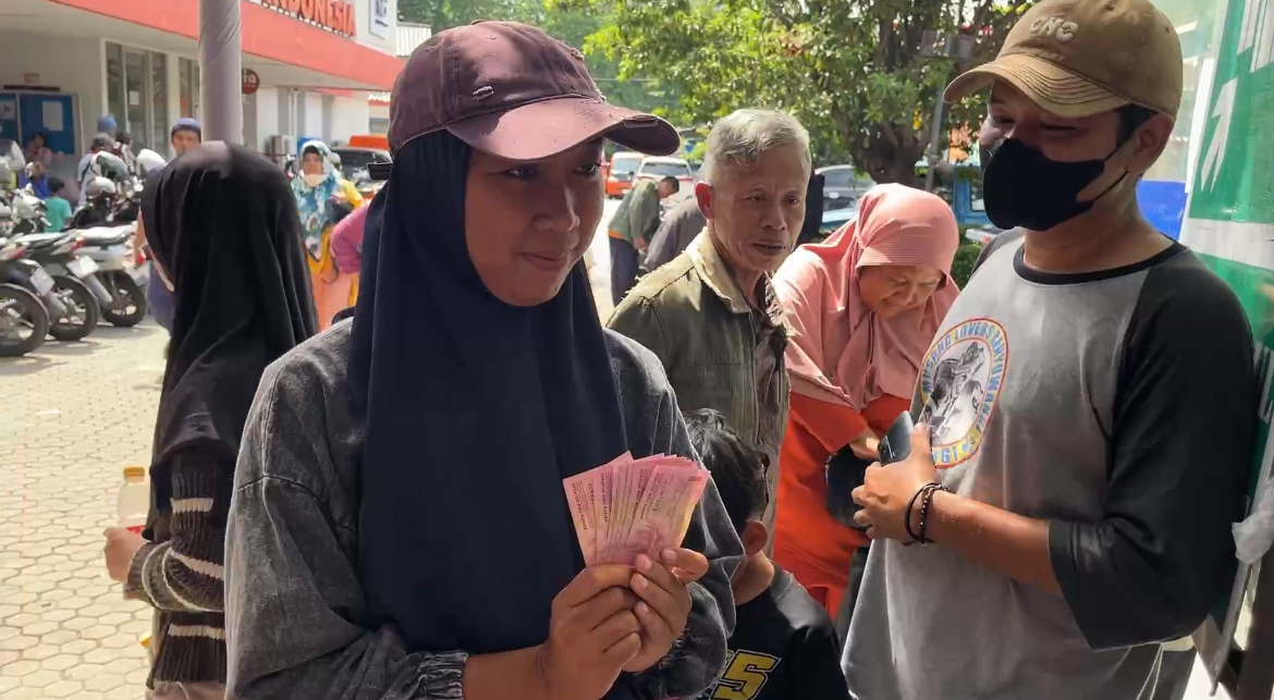 Senyum Warga Penerima Bansos BLT 900 Ribu, Susmi dan Suami Rela Antre 3 Jam