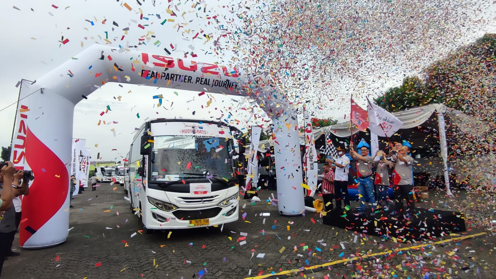 Isuzu Ajak 400 Sopir dan Mekanik Kendaraan Komersial Mudik Gratis, Lebih dari 30 Kota Tujuan