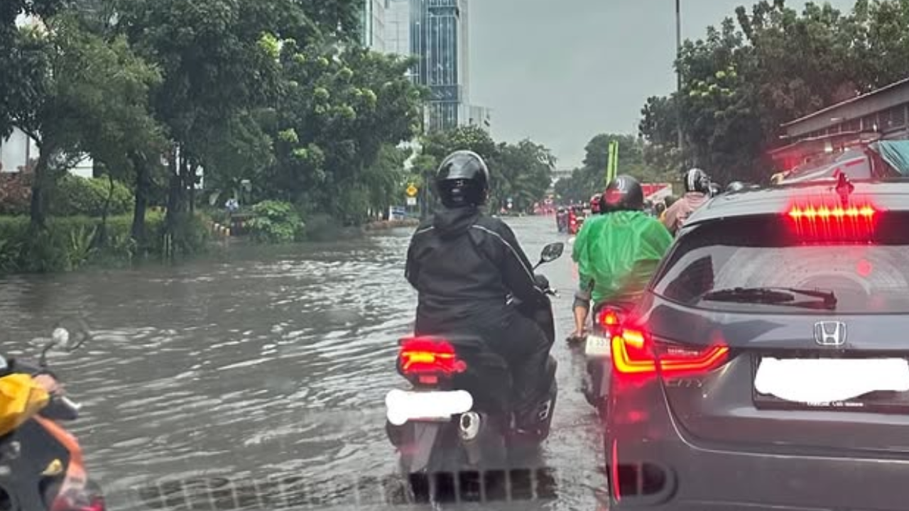 Banjir Jakarta Hari Ini Rendam 20 RT dan 5 Ruas Jalan, Ketinggian Air Terparah di Jaktim hingga 1,5 Meter