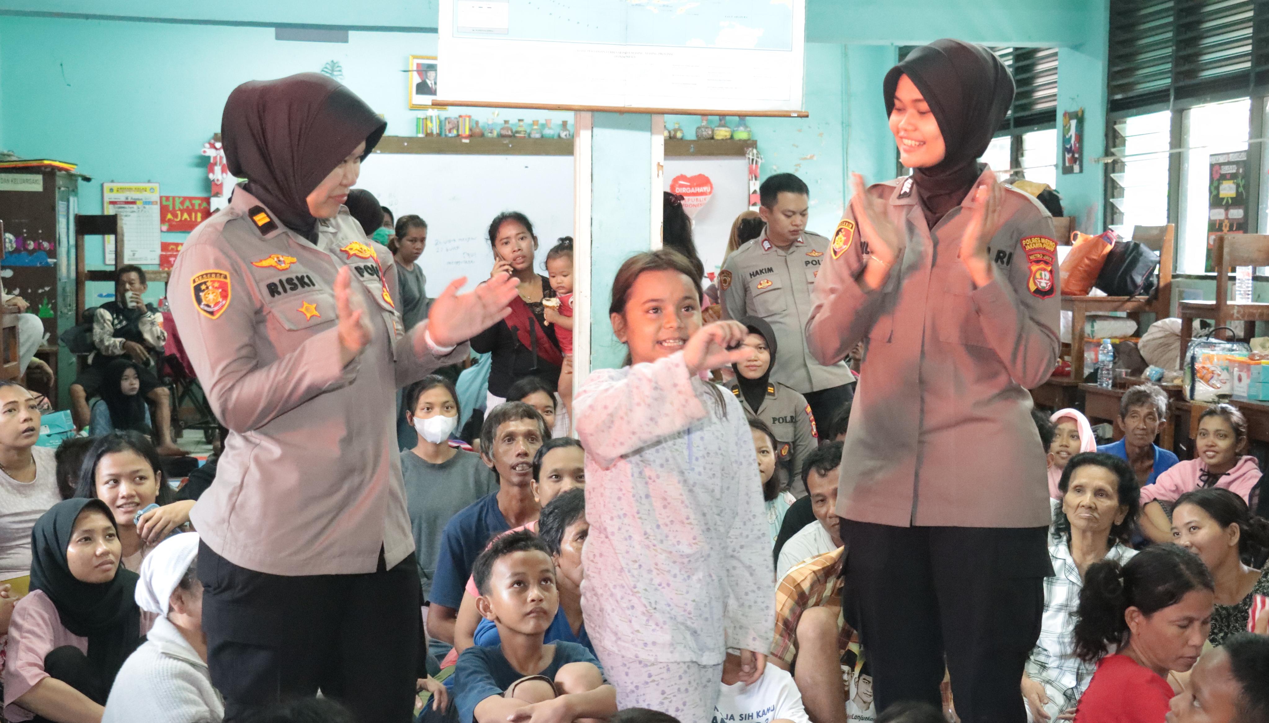 Bantu Pulihkan Traumatis Anak, Polisi Beri Trauma Healing pada Korban Kebakaran Kemayoran