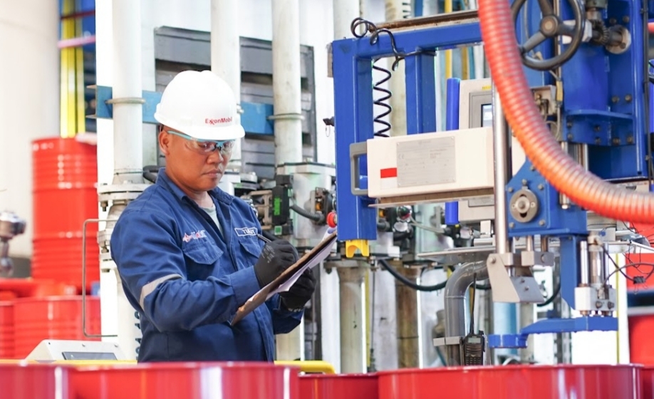 Rahasia di Balik Pelumas Mobil dan Motor Kamu Ternyata Dibuat di Pabrik ExxonMobil, Begini Proses Produksinya