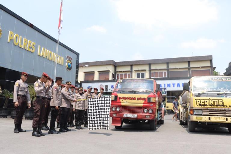 Polres Lamongan Distribusikan Air Bersih Untuk Warga Kedungkumpul